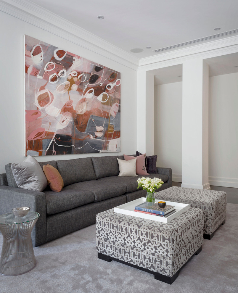Aménagement d'un très grand salon contemporain ouvert avec une salle de réception, un mur blanc, moquette, une cheminée standard, un manteau de cheminée en plâtre, un téléviseur dissimulé et un sol rose.