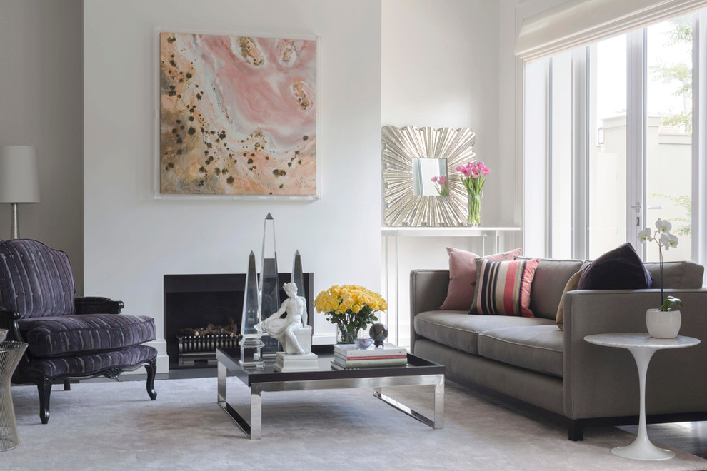 Cette image montre un très grand salon design ouvert avec un mur blanc, une cheminée standard, moquette, un manteau de cheminée en plâtre, un téléviseur dissimulé, un sol rose et éclairage.