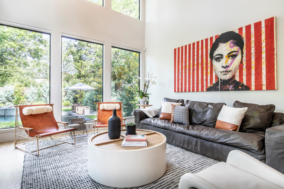 Offenes Modernes Wohnzimmer mit weißer Wandfarbe, hellem Holzboden und beigem Boden in Dallas