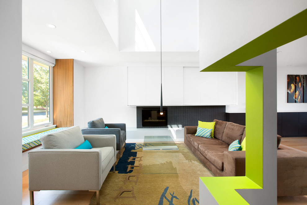 Источник вдохновения для домашнего уюта: гостиная комната в современном стиле с белыми стенами, стандартным камином и коричневым диваном