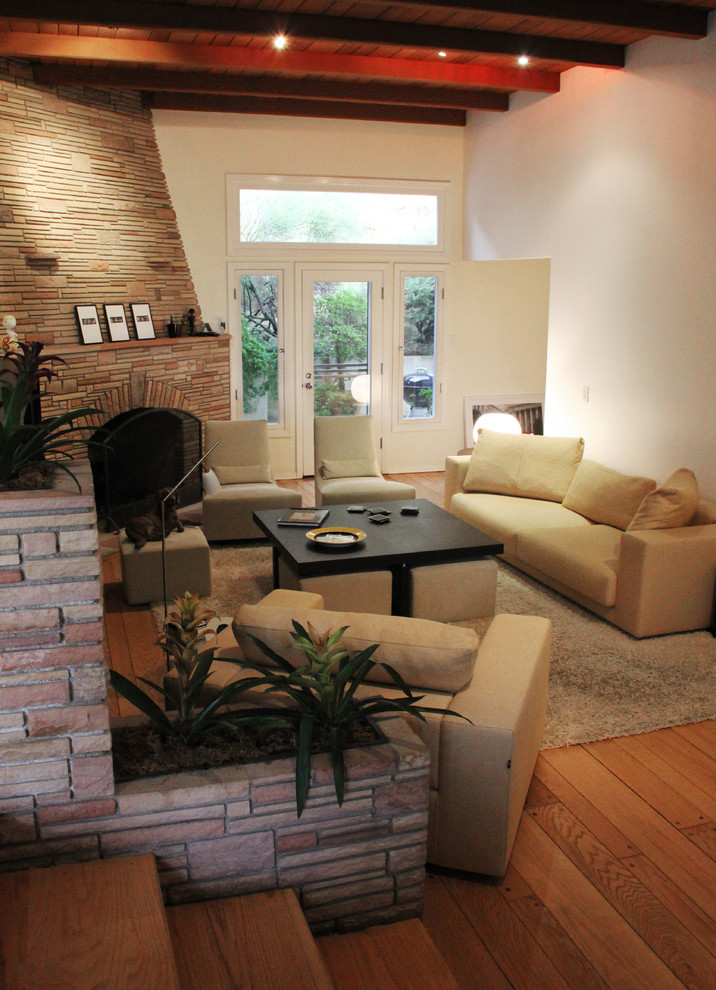 Esempio di un soggiorno minimalista aperto con sala formale, pareti bianche, parquet chiaro, camino classico e cornice del camino in mattoni