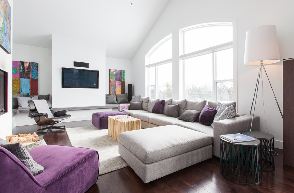 Diseño de salón contemporáneo con paredes blancas y televisor colgado en la pared
