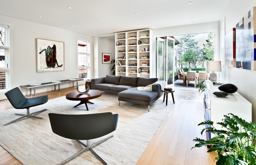 Großes, Offenes Modernes Wohnzimmer mit weißer Wandfarbe und hellem Holzboden in Los Angeles