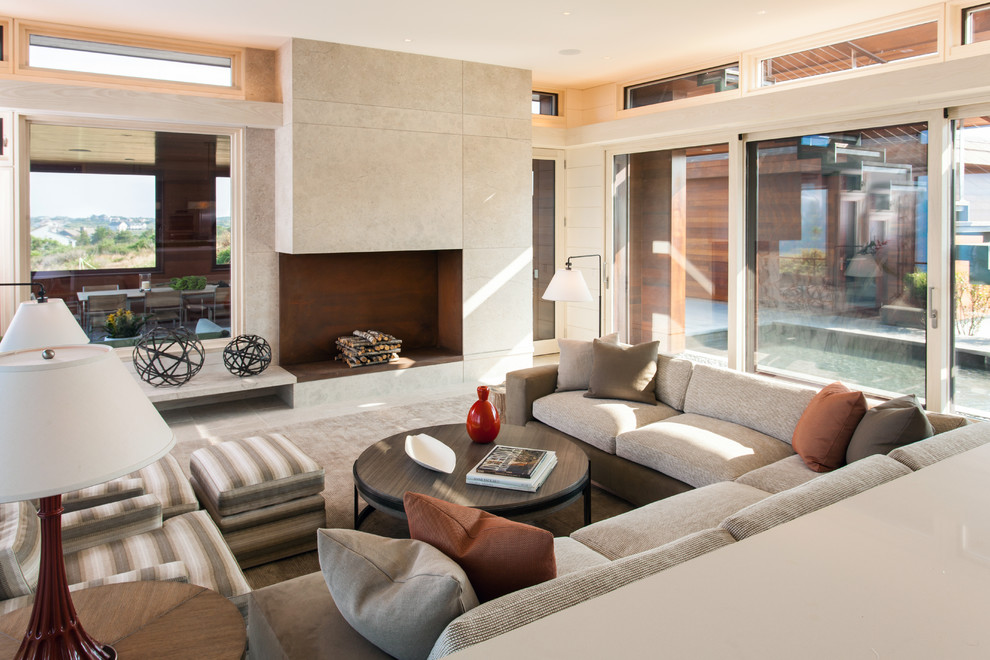 Repräsentatives, Großes, Abgetrenntes Modernes Wohnzimmer mit Kamin, beiger Wandfarbe, Keramikboden und gefliester Kaminumrandung in Boston