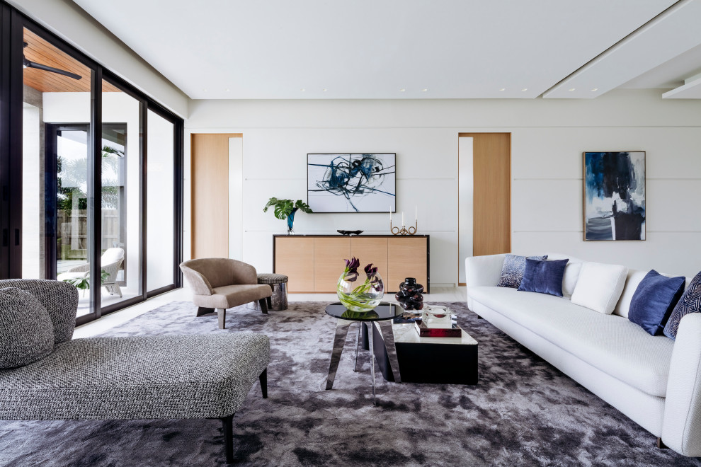 Esempio di un soggiorno minimal aperto con sala formale, pareti bianche, nessuna TV e pavimento bianco