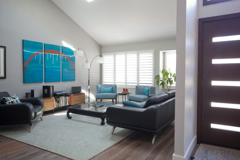 Идея дизайна: двухуровневая гостиная комната среднего размера в стиле модернизм с музыкальной комнатой, серыми стенами, паркетным полом среднего тона и коричневым полом без телевизора
