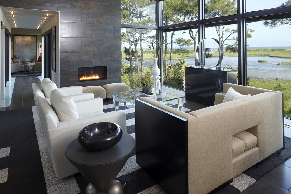 На фото: гостиная комната в стиле модернизм с горизонтальным камином и ковром на полу