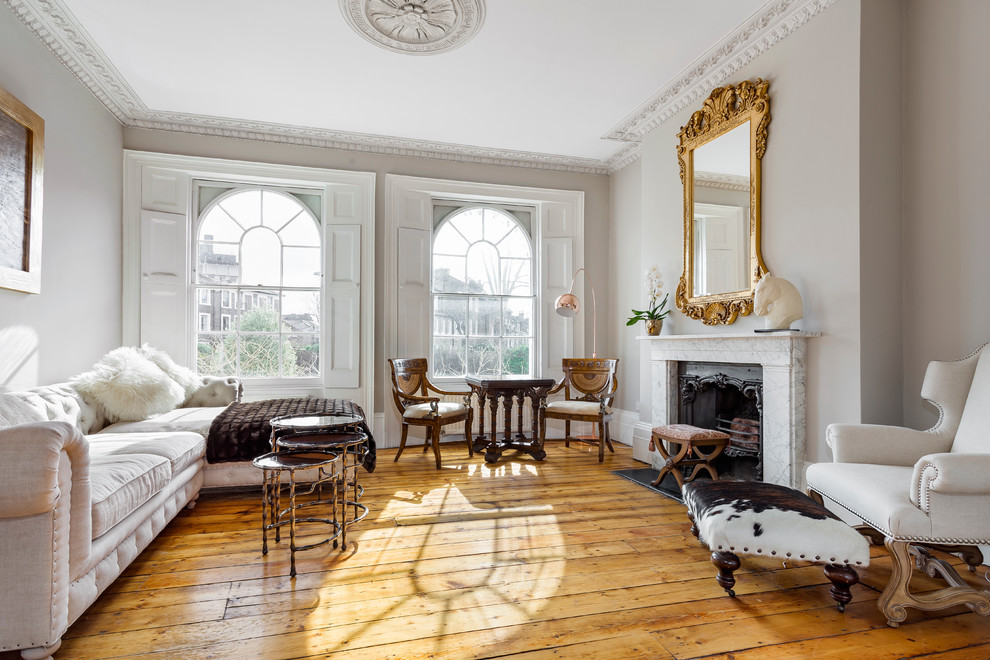 Mittelgroßes, Fernseherloses, Abgetrenntes Klassisches Wohnzimmer mit grauer Wandfarbe, braunem Holzboden und braunem Boden in London