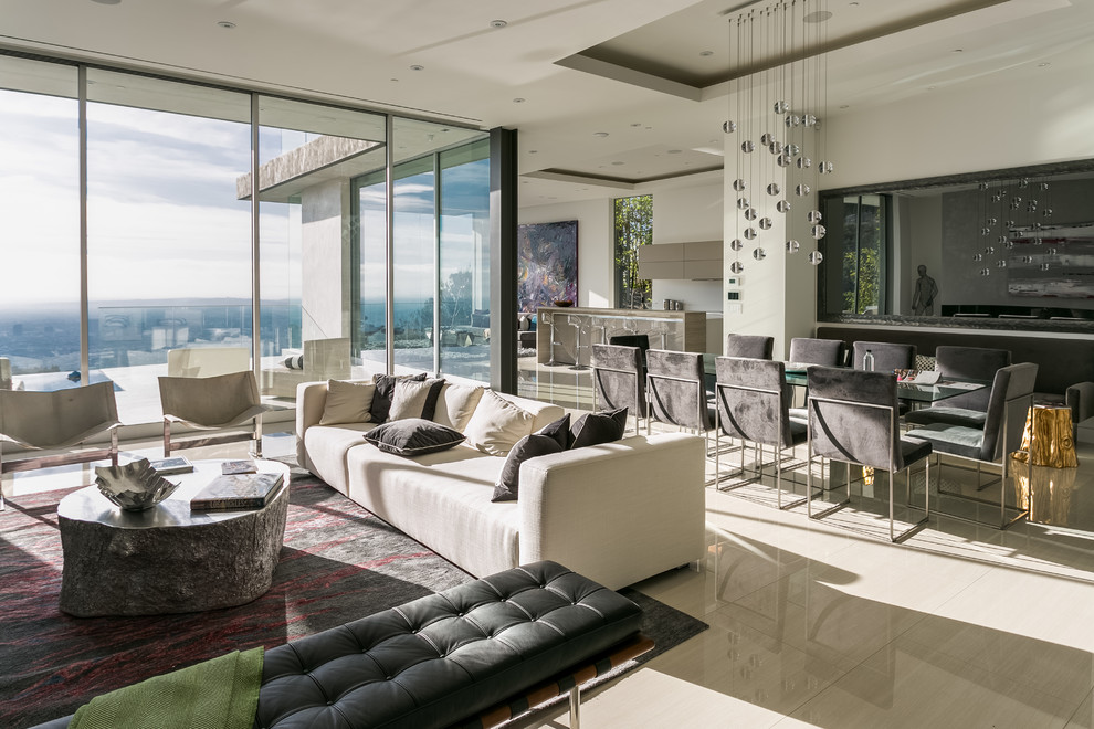 Стильный дизайн: большая парадная, открытая гостиная комната в стиле модернизм с бежевыми стенами и полом из керамической плитки - последний тренд