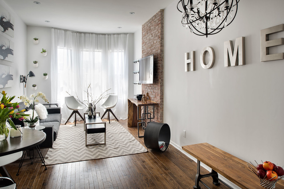 Immagine di un grande soggiorno minimalista aperto con sala formale, pareti bianche e TV a parete