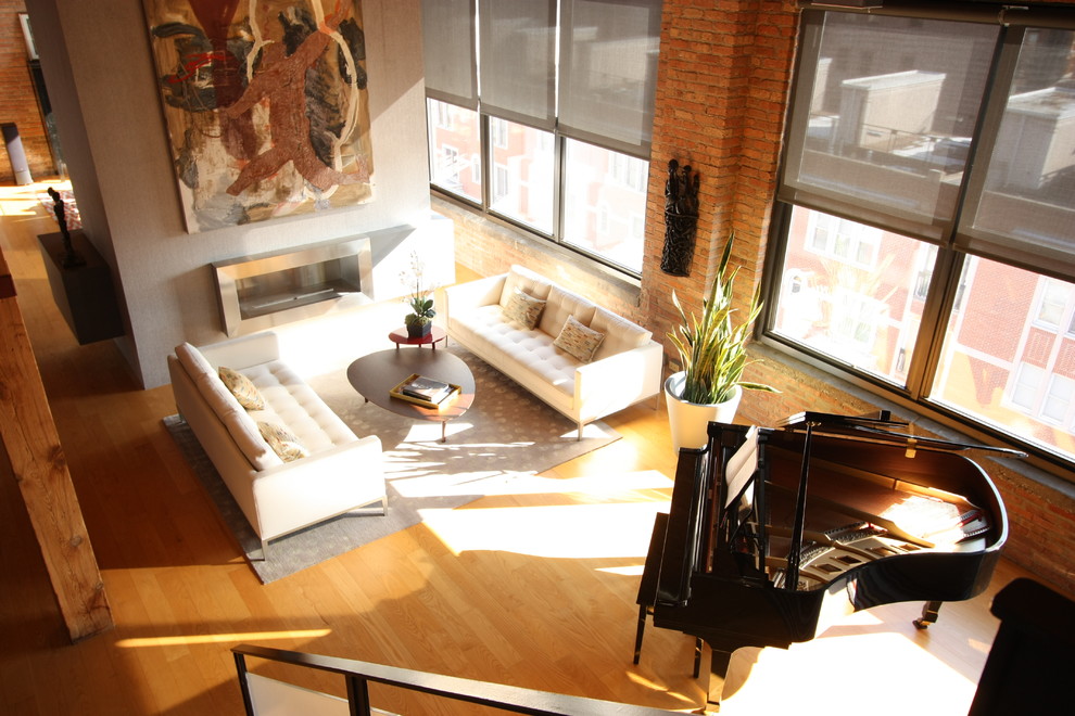 Großes Modernes Wohnzimmer im Loft-Stil mit hellem Holzboden, Tunnelkamin, Kaminumrandung aus Beton und TV-Wand in Chicago