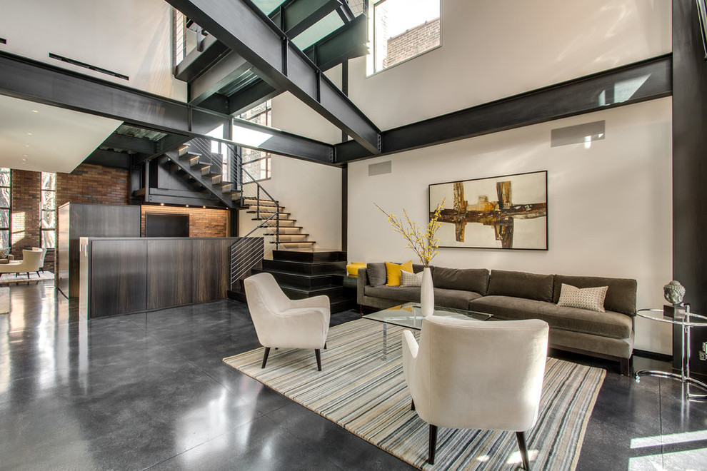 Стильный дизайн: открытая гостиная комната в стиле лофт с бетонным полом и черным полом - последний тренд