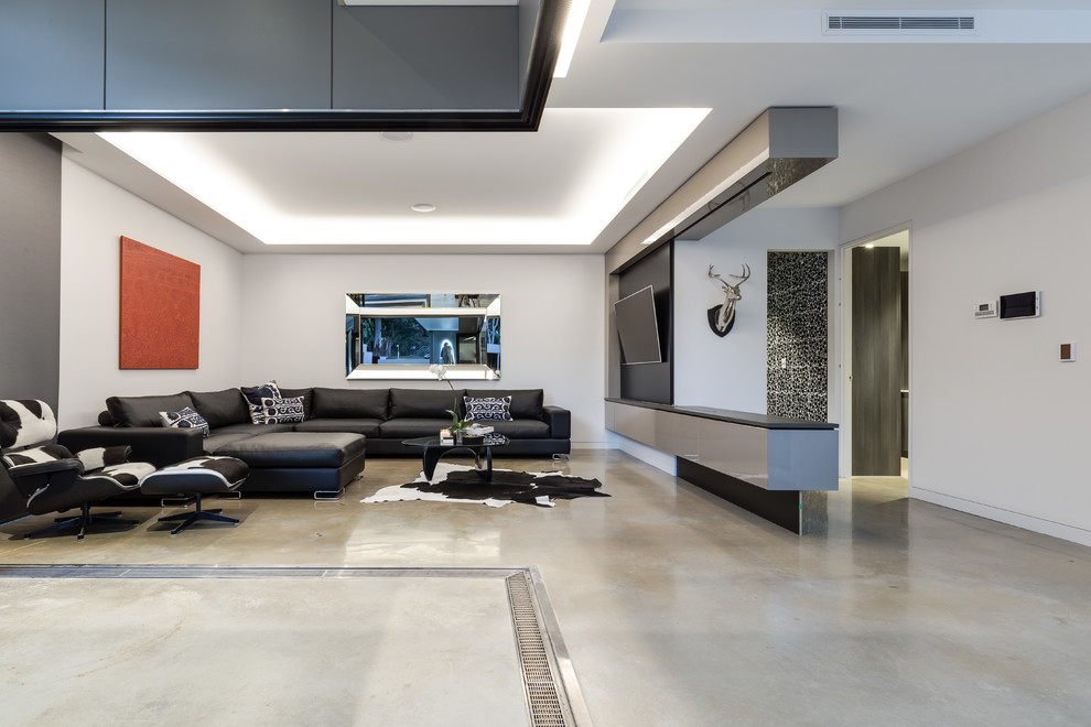 Immagine di un soggiorno minimalista di medie dimensioni e aperto con sala formale, pareti beige, pavimento in cemento, parete attrezzata e pavimento beige