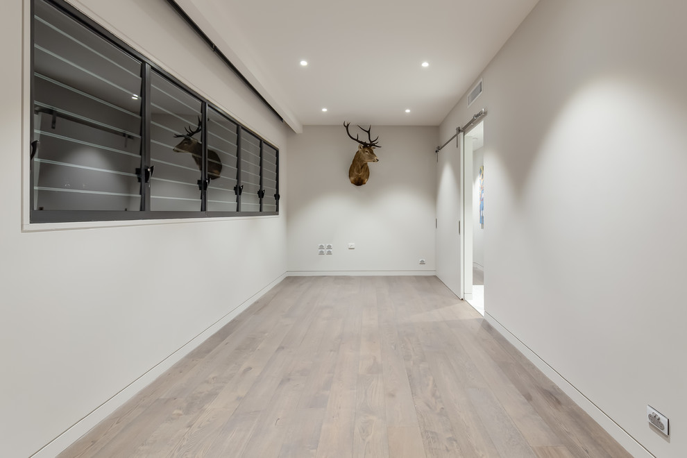 Foto di un soggiorno moderno di medie dimensioni e aperto con sala formale, pareti beige, pavimento in cemento, parete attrezzata e pavimento beige
