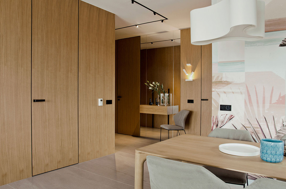 На фото: большая парадная, открытая гостиная комната в стиле модернизм с белыми стенами, полом из керамической плитки, телевизором на стене и бежевым полом без камина