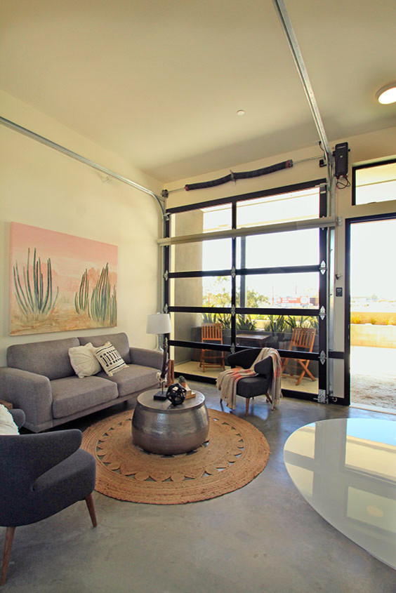Imagen de salón para visitas cerrado moderno de tamaño medio sin chimenea y televisor con paredes beige, suelo de cemento y suelo gris