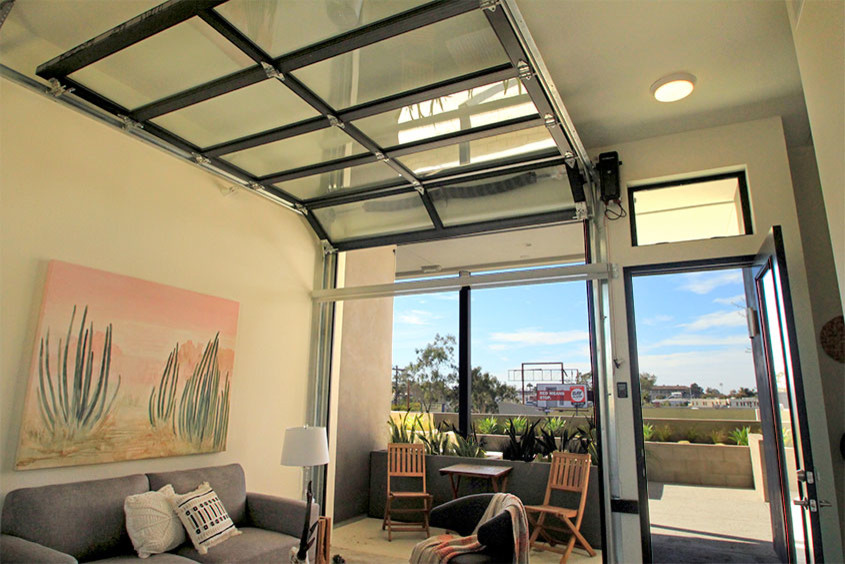 Mittelgroßes, Repräsentatives, Fernseherloses, Abgetrenntes Modernes Wohnzimmer ohne Kamin mit beiger Wandfarbe, Betonboden und grauem Boden in San Diego