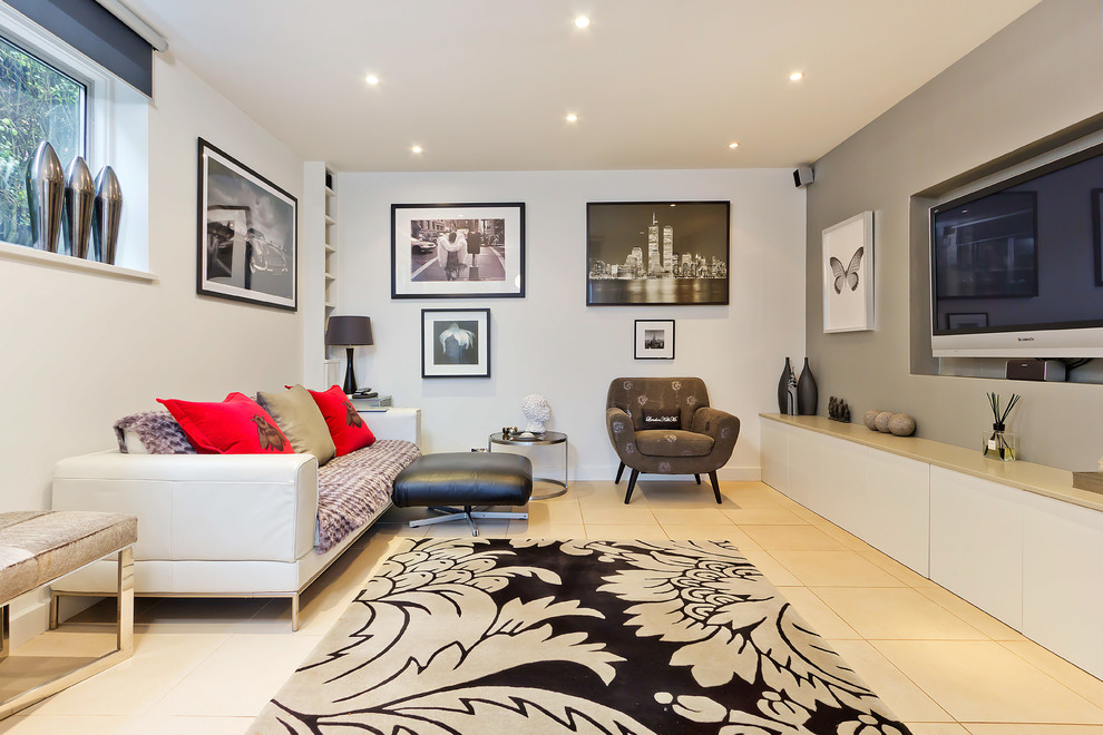 Источник вдохновения для домашнего уюта: изолированная гостиная комната в современном стиле с белыми стенами и телевизором на стене