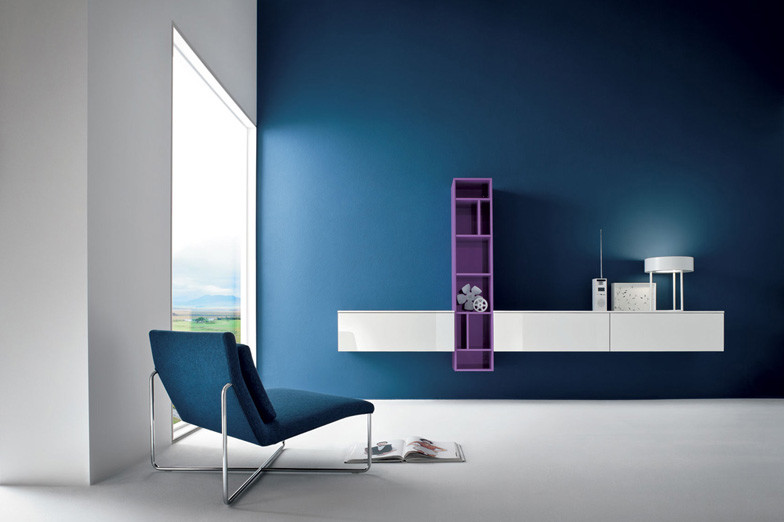 Cette image montre un grand salon minimaliste ouvert avec une salle de réception, un mur bleu et sol en béton ciré.