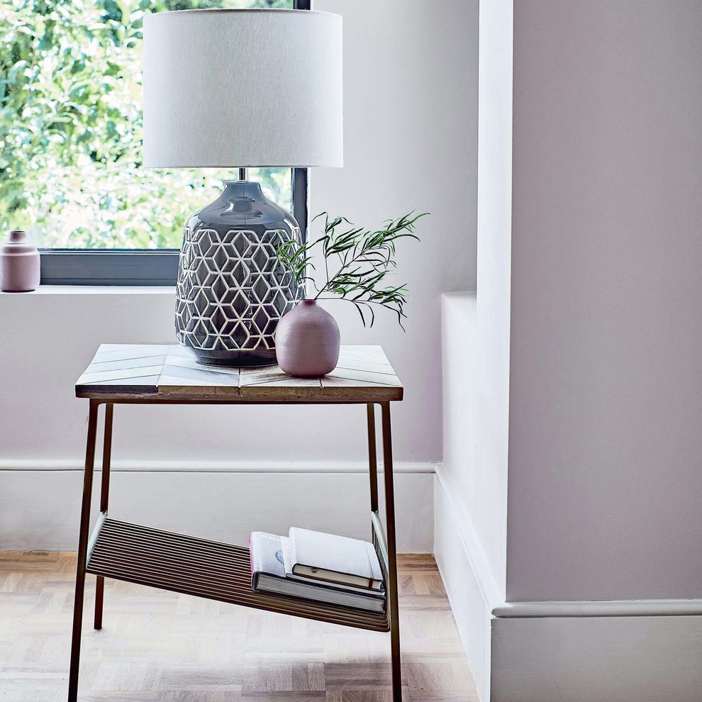 Idéer för små funkis vardagsrum, med rosa väggar, ljust trägolv och brunt golv