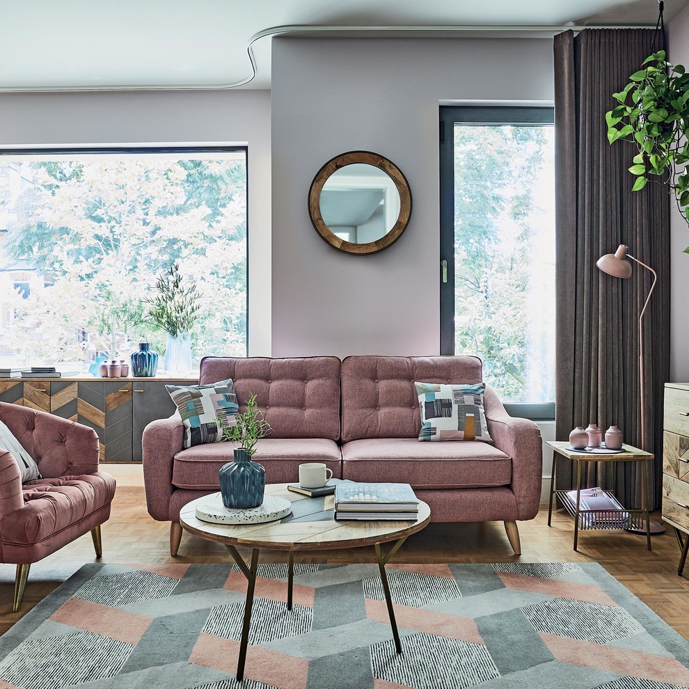 Свежая идея для дизайна: маленькая гостиная комната в стиле ретро с розовыми стенами, светлым паркетным полом и коричневым полом для на участке и в саду - отличное фото интерьера