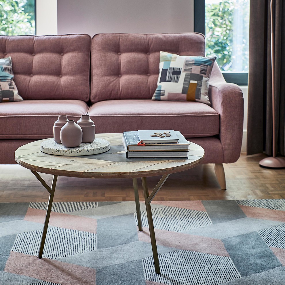 Mittelgroßes Stilmix Wohnzimmer mit rosa Wandfarbe, braunem Holzboden und braunem Boden in Sonstige