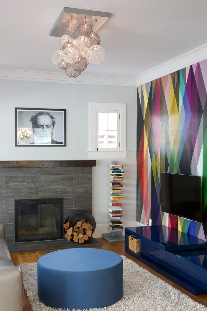 Идея дизайна: открытая гостиная комната среднего размера в стиле модернизм с разноцветными стенами, светлым паркетным полом, стандартным камином, фасадом камина из плитки, телевизором на стене и коричневым полом