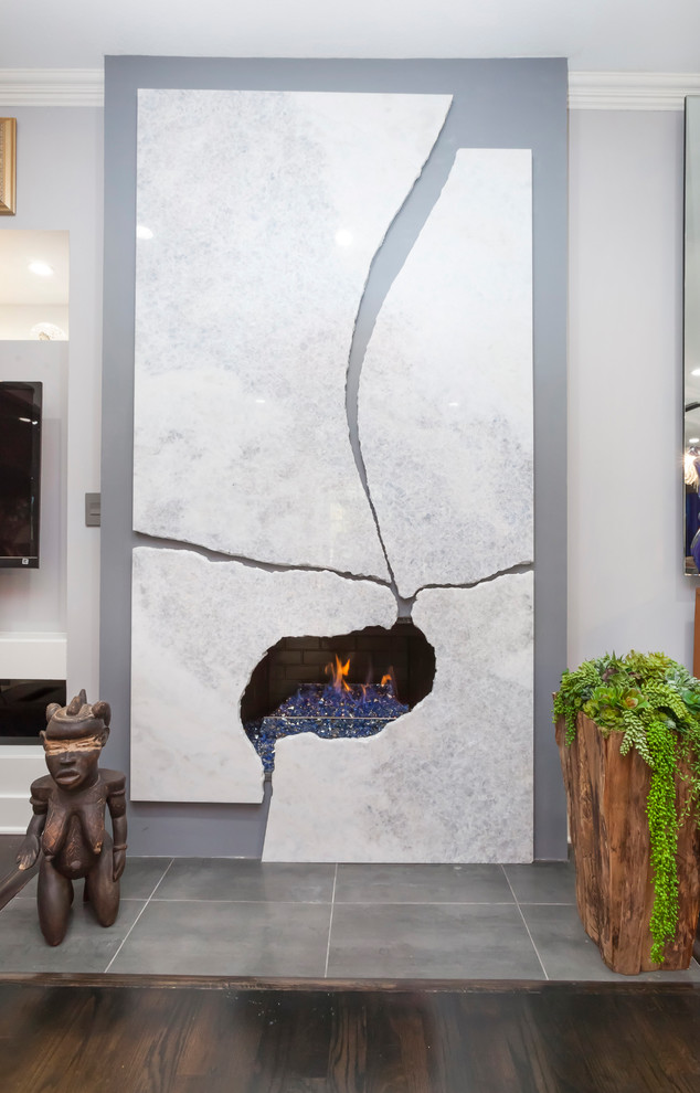 Cette image montre un grand salon minimaliste ouvert avec parquet foncé, une cheminée standard et un manteau de cheminée en plâtre.