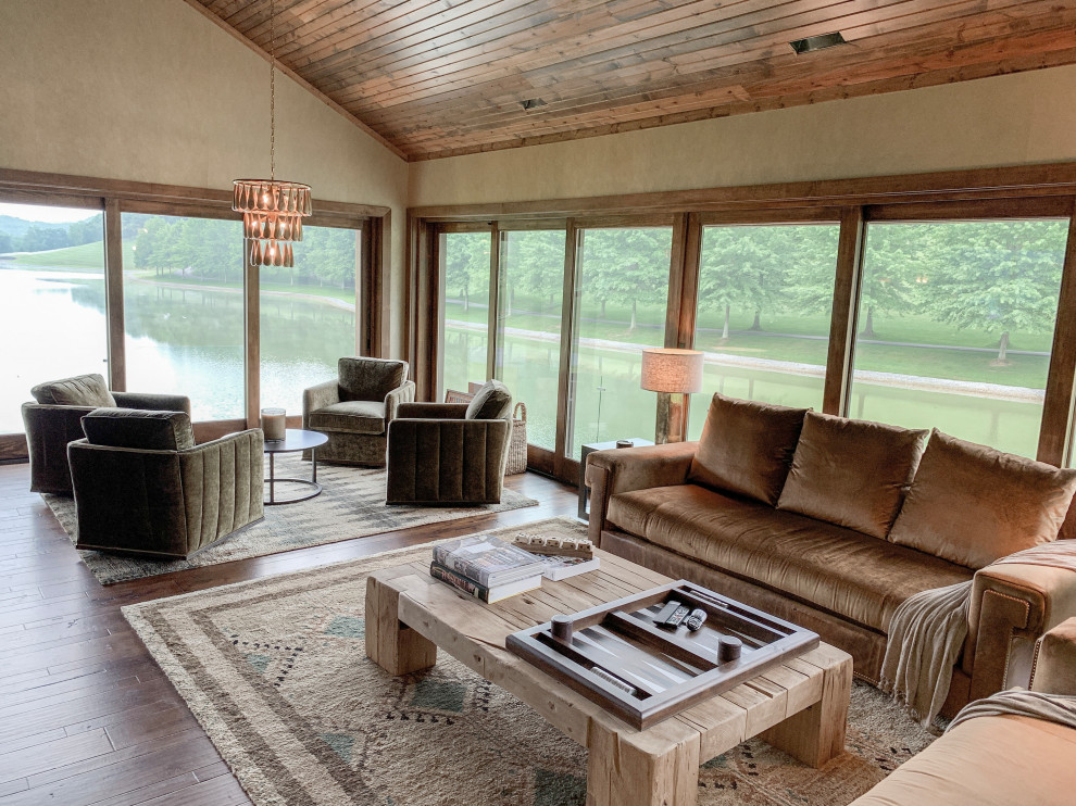 Foto di un soggiorno stile rurale con pareti beige, pavimento in legno massello medio, pavimento marrone, soffitto in legno e carta da parati