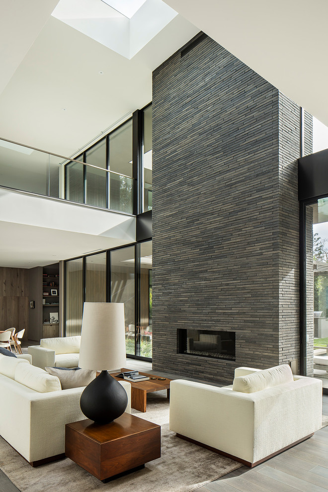 Modelo de salón para visitas abierto minimalista con suelo de madera en tonos medios, chimenea lineal y suelo marrón