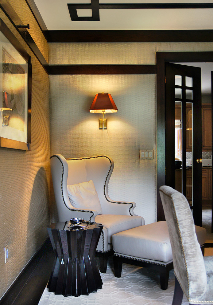 Пример оригинального дизайна: открытая гостиная комната среднего размера в стиле модернизм с с книжными шкафами и полками, серыми стенами, темным паркетным полом и коричневым полом без камина, телевизора
