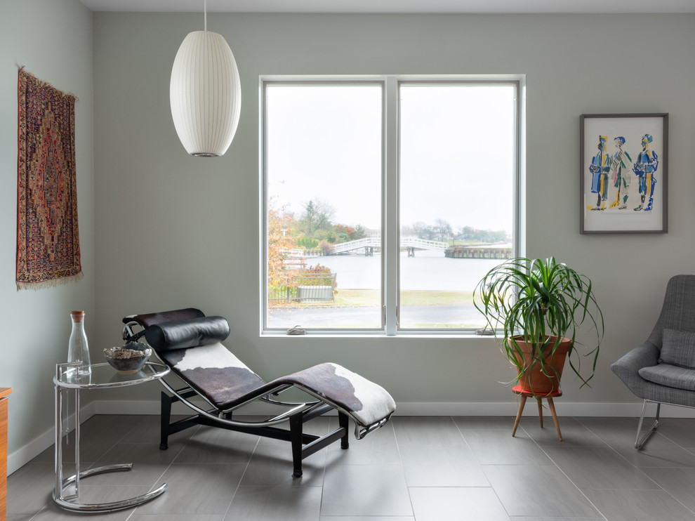 Exempel på ett stort modernt allrum med öppen planlösning, med vita väggar, klinkergolv i keramik, en standard öppen spis, en spiselkrans i trä, en väggmonterad TV och grått golv