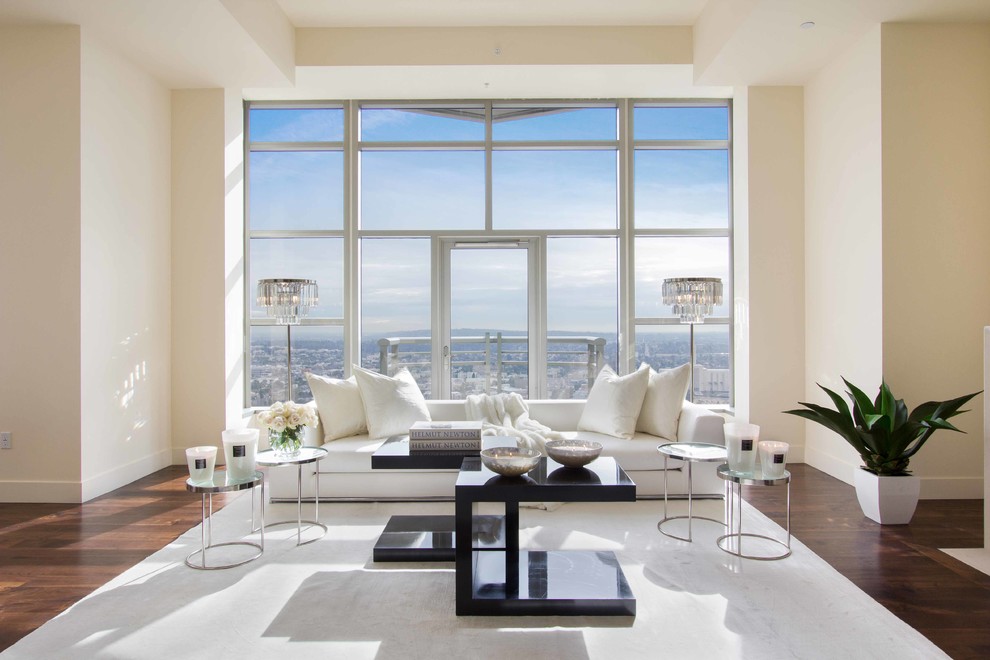 Großes, Offenes Modernes Wohnzimmer mit weißer Wandfarbe und braunem Holzboden in Los Angeles