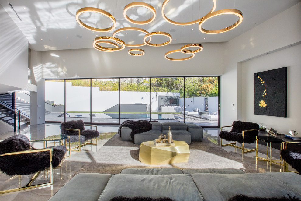 Idee per un soggiorno minimal con pareti bianche e pavimento beige