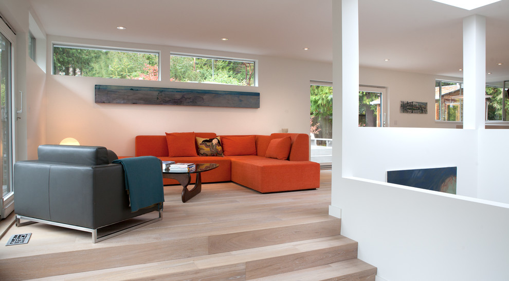 Modelo de salón minimalista con paredes blancas y suelo beige