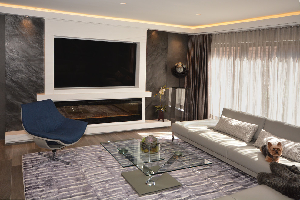 Свежая идея для дизайна: открытая гостиная комната среднего размера в стиле модернизм с серыми стенами, полом из керамогранита, горизонтальным камином, фасадом камина из камня, телевизором на стене и серым полом - отличное фото интерьера
