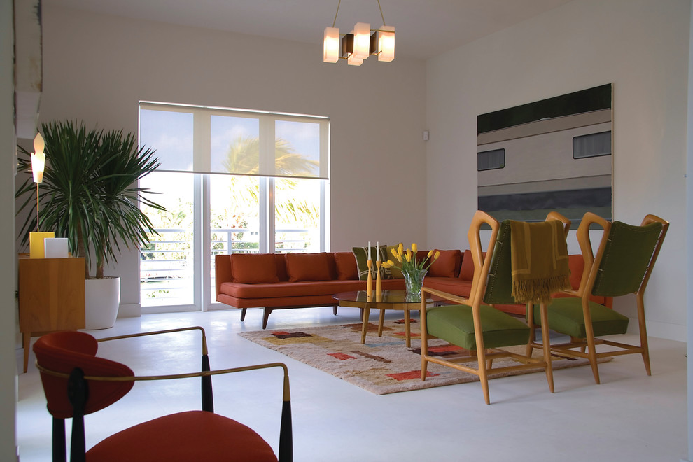 На фото: гостиная комната в стиле модернизм с белыми стенами и ковром на полу с