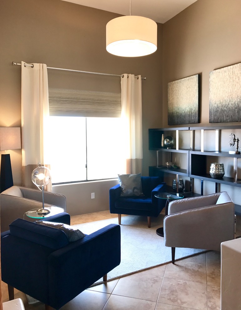 Immagine di un piccolo soggiorno moderno aperto con pareti beige, pavimento con piastrelle in ceramica, nessun camino, TV autoportante e pavimento beige