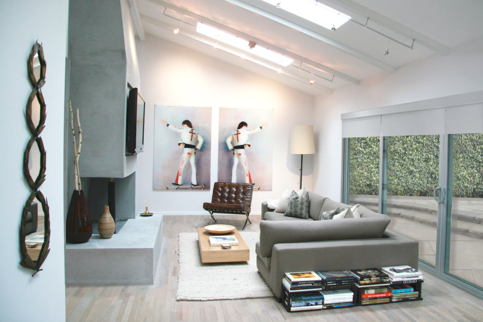 Esempio di un soggiorno minimalista di medie dimensioni e chiuso con pareti bianche, camino bifacciale, TV a parete, sala formale, parquet chiaro e pavimento beige