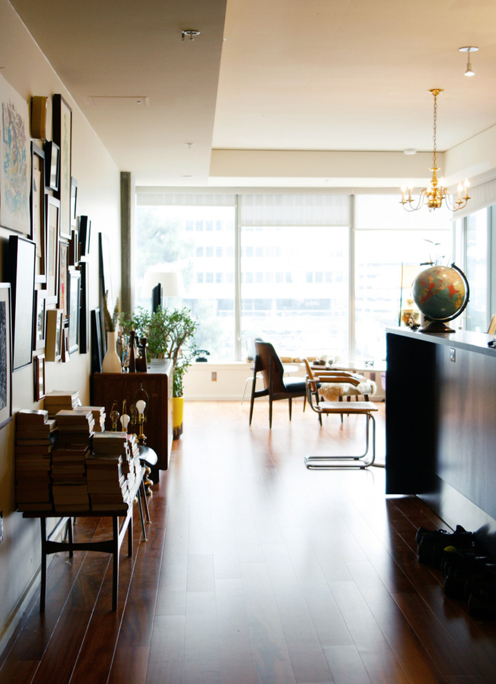 Стильный дизайн: гостиная комната в стиле модернизм с бежевыми стенами - последний тренд