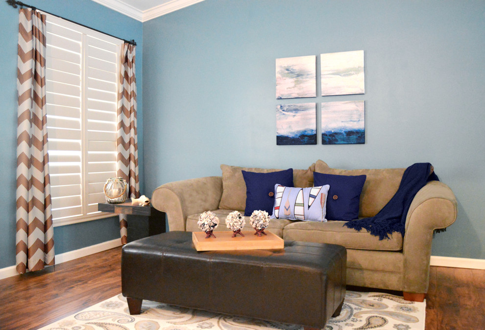Esempio di un piccolo soggiorno tradizionale aperto con pareti blu, pavimento in legno massello medio, nessun camino, nessuna TV, sala formale e pavimento marrone