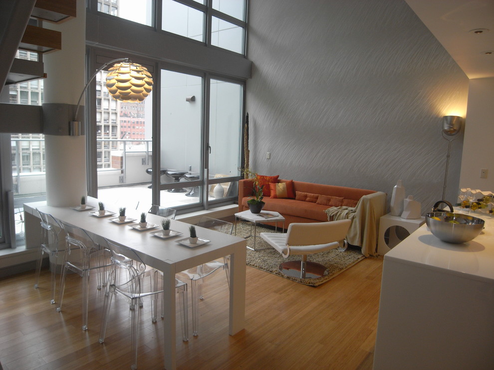 На фото: открытая гостиная комната в стиле модернизм с серыми стенами без камина, телевизора с
