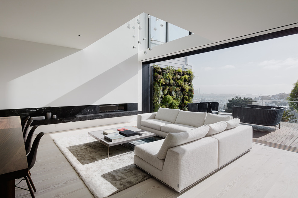 Foto di un grande soggiorno moderno con pareti bianche, parquet chiaro e camino lineare Ribbon