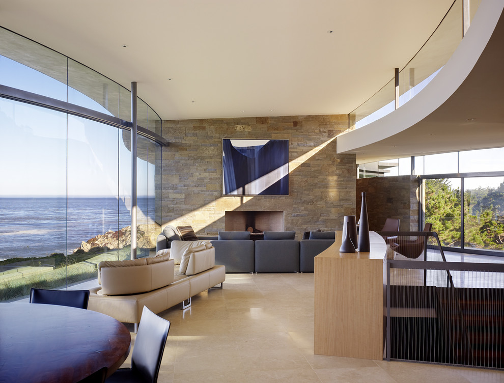 Offenes Modernes Wohnzimmer mit TV-Wand und Steinwänden in Sonstige