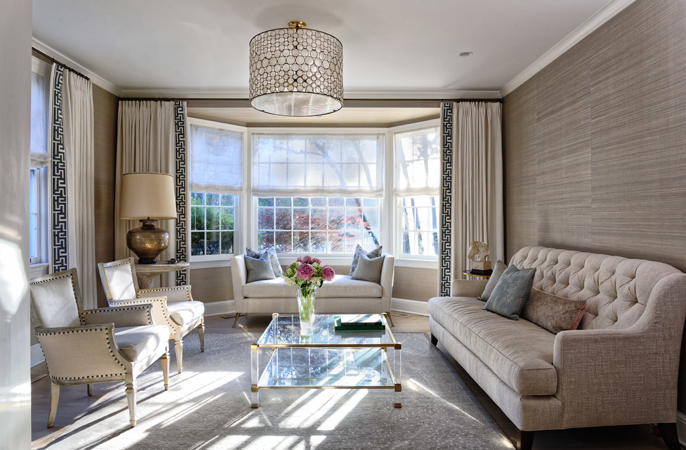 Esempio di un soggiorno chic con pareti beige, sala formale e pavimento beige