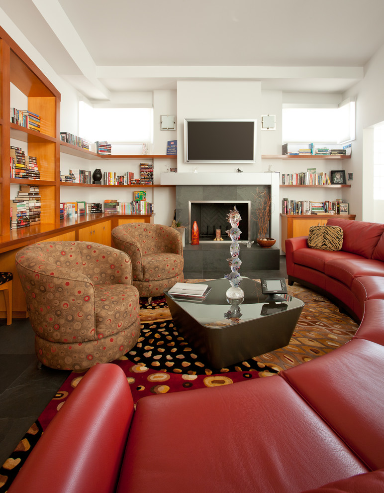 Esempio di un grande soggiorno contemporaneo aperto con pareti bianche, camino classico, cornice del camino in pietra, TV a parete e libreria