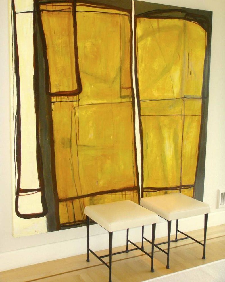 Imagen de salón abierto minimalista grande sin chimenea y televisor con paredes beige y suelo de madera clara
