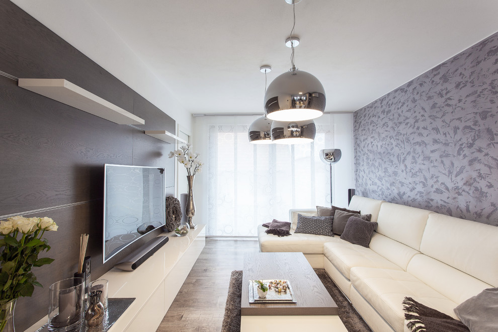 Foto di un soggiorno contemporaneo di medie dimensioni e aperto con pareti marroni, pavimento in legno massello medio, nessun camino e TV a parete