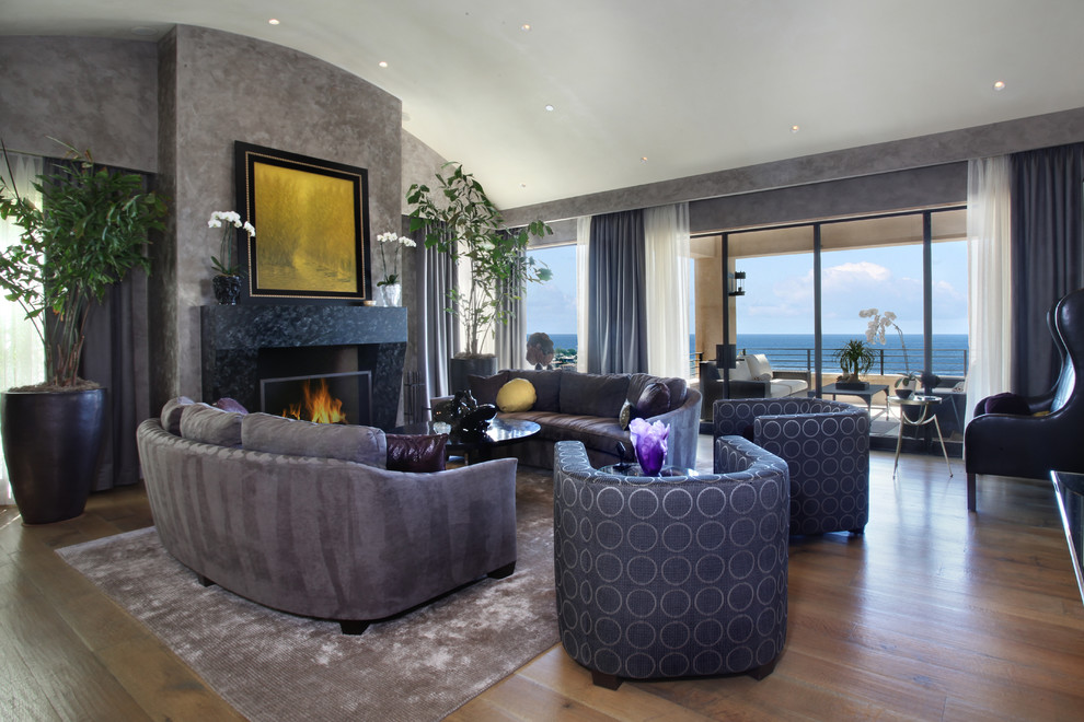 Стильный дизайн: большая гостиная комната в современном стиле с стандартным камином, серыми стенами и красивыми шторами без телевизора - последний тренд