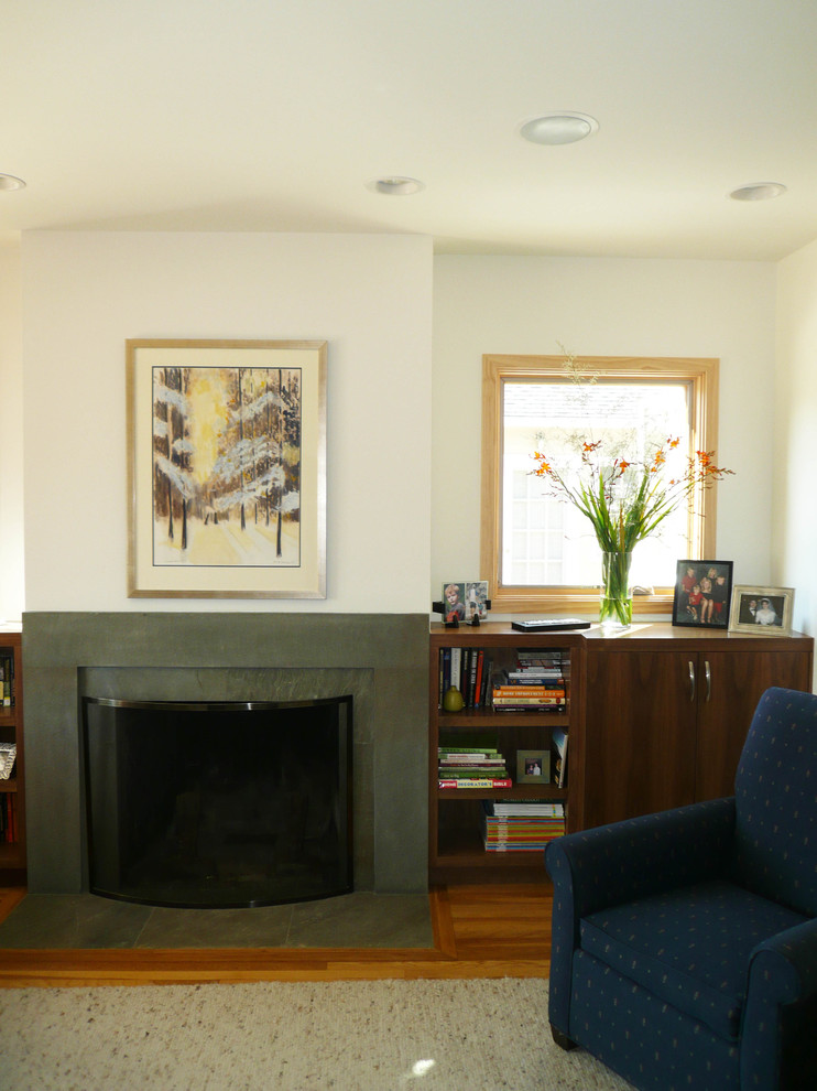 Источник вдохновения для домашнего уюта: гостиная комната в стиле модернизм с стандартным камином